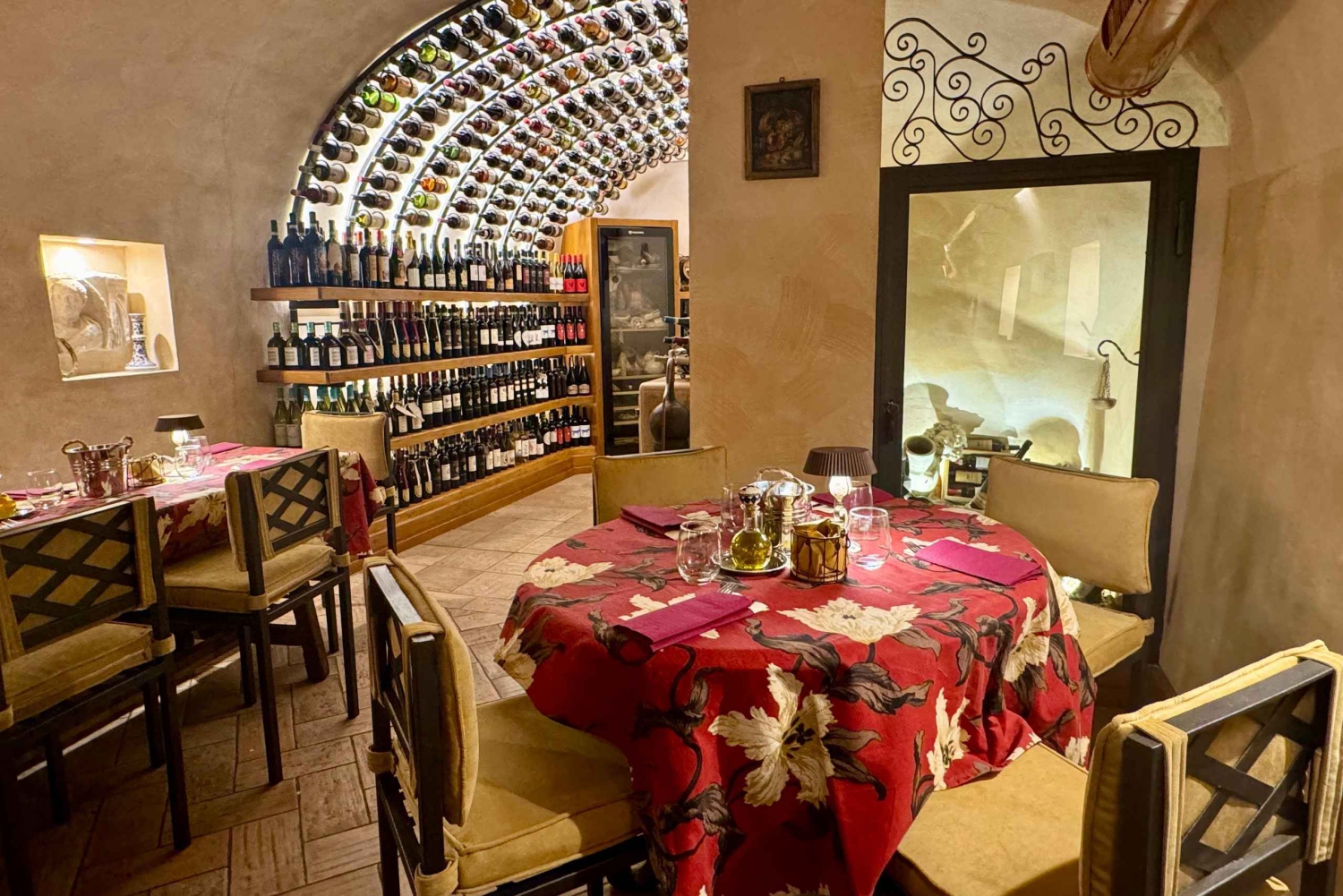 Rooman ruoan maistelu ja viinin parittaminen Trasteveressa -kokemus