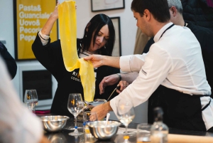 Rom, Italien Klass i färsk pastatillverkning med italiensk kock och vin