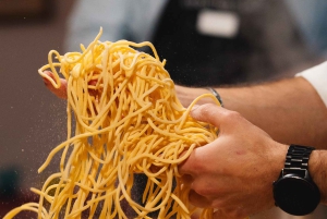 Rom, Italien Klass i färsk pastatillverkning med italiensk kock och vin