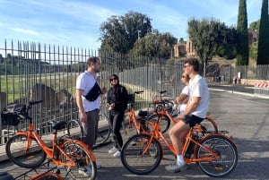 Roma: tour guidato in bici o e-bike con una guida locale