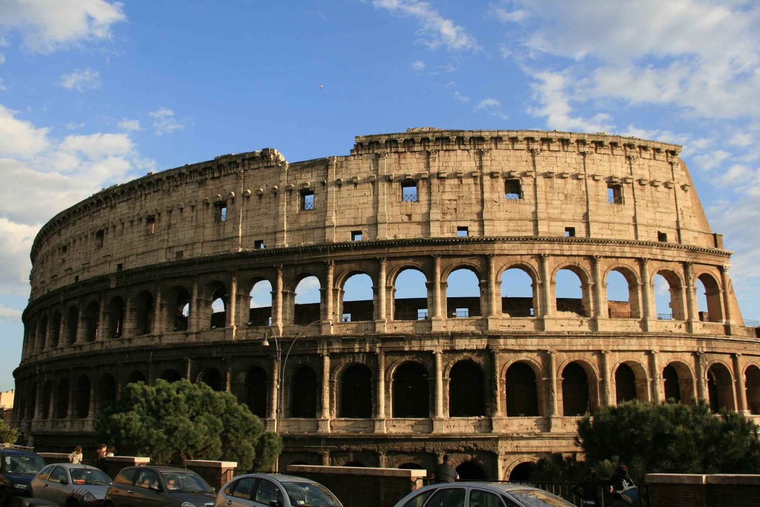 Rome: Guided Tour of Colosseum with Arena and Roman Forum