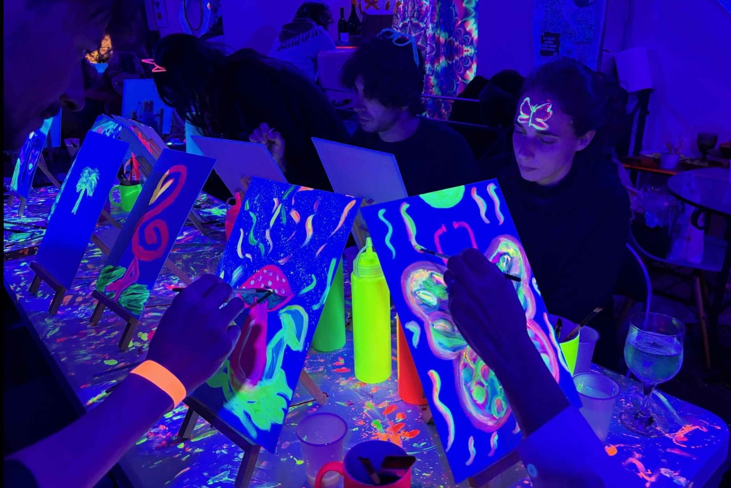 Roma: Laboratorio di pittura al neon con vino