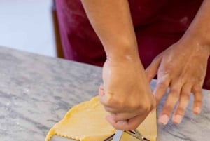 ローマ：ワイン、リモンチェッロ、デザート付きのパスタ作り教室