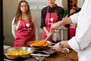 ローマ：ワイン、リモンチェッロ、デザート付きのパスタ作り教室