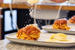 ローマ：ワイン、リモンチェッロ、デザート付きのパスタ作り教室