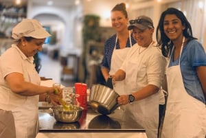 Rooma: Pasta & Tiramisu Class with Free Flowing Fine Wine (Pasta & Tiramisu luokka)