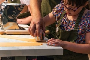 Roma: corso di cucina di pasta e tiramisù con vino illimitato