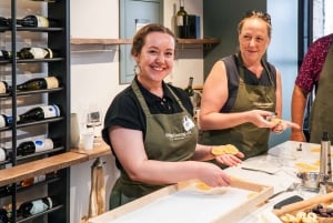 Roma: corso di cucina di pasta e tiramisù con vino illimitato