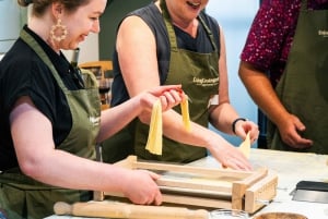 Roma: corso di cucina di pasta e tiramisù con vino illimitato