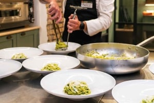 Roma: corso di cucina di pasta e tiramisù con vino illimitato