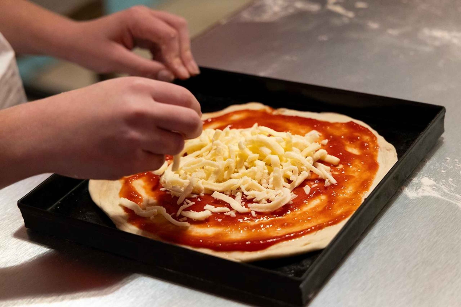 Roma: Clase de Cocina de Pizza y Tiramisù con Copa de Vino