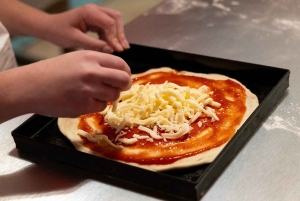 Roma: Clase de Cocina de Pizza y Tiramisù con Copa de Vino