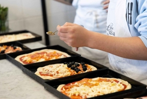 Roma: Clase de Cocina de Pizza y Tiramisù con Copa de Vino