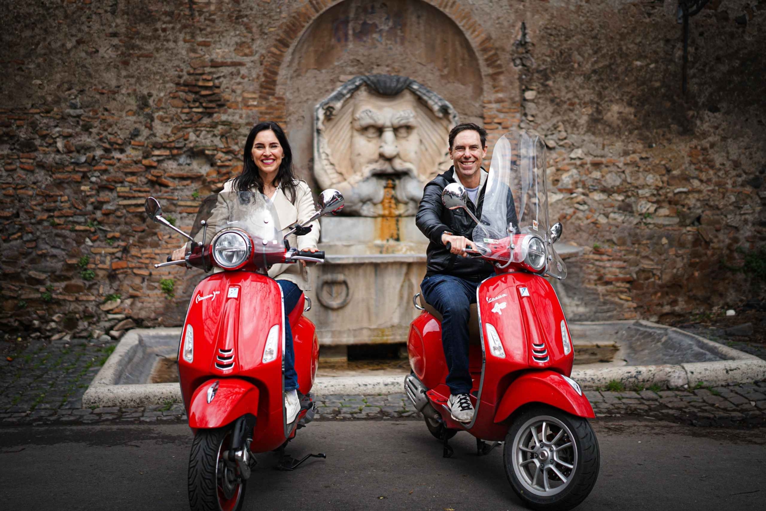 Sessão fotográfica profissional em Roma com transporte gratuito em Vespa