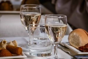 ローマ：アペリティフ付き川クルーズ