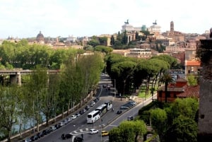 ローマの主要観光スポットを巡るラグジュアリーゴルフカートツアー