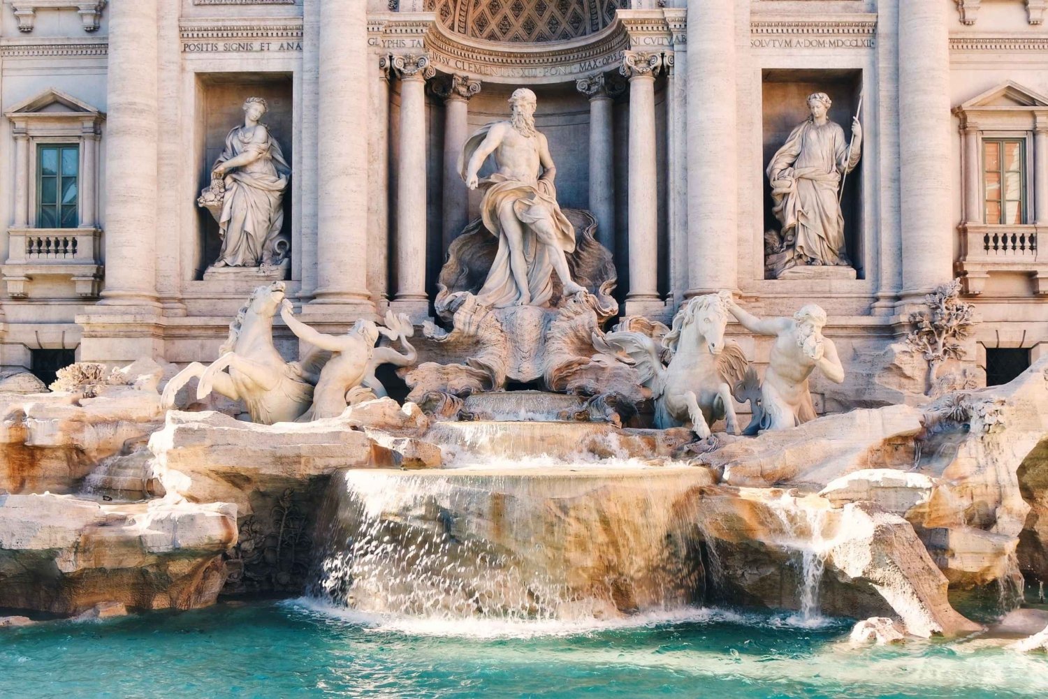 Discover-the-Trevi-Fountain