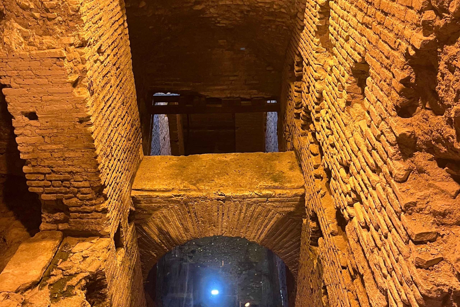 Rom: Trevifontänen Underjordisk rundtur i Trevifontänens distrikt och glass