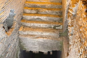 Roma: Tour sotterraneo del quartiere di Fontana di Trevi e gelato