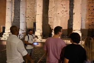 Roma: recorrido a pie nocturno bajo la luz de la luna