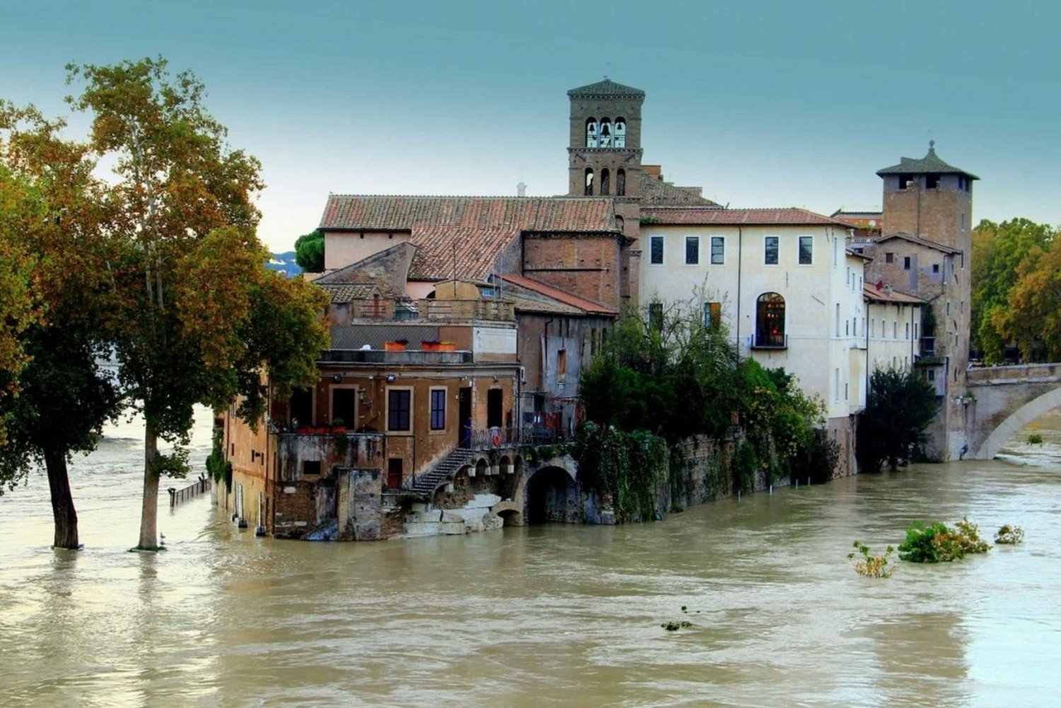Rome: Urban Rafting Tour to Tiber Island with A Local Pizza