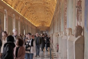 Rooma: yksityinen kierros Vatikaanissa suoralla sisäänpääsyllä ja asiantuntevalla oppaalla