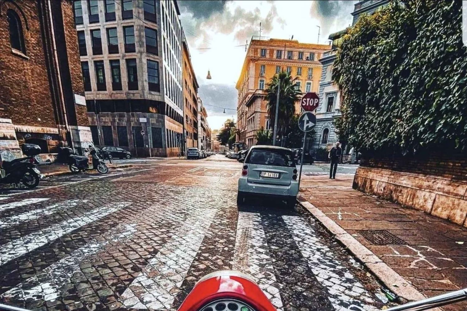 Rome: Vespa 125cc Daily rental ( Rome Termini & Vatican )