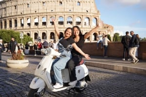 Rome: Stadsrondleiding met gids per Vespa en proeverijen