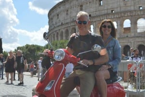 Rome: Vespa tour “When in Rome” with Dessert and Photography