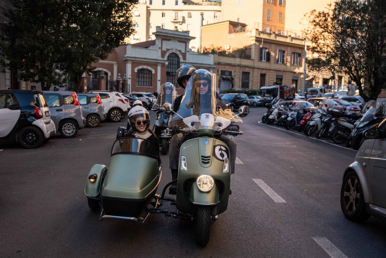 ローマ：夜のベスパ サイドカー市内ツアー in Rome