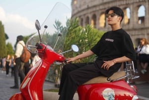 Rzym: wycieczka skuterem Vespa z usługami fotograficznymi Najważniejsze atrakcje w małej grupie