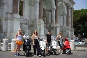 ローマ：写真撮影ポイント付きベスパツアーと市中心部ピックアップ