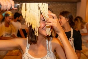 Spritz & Spaghetti: aula de massas com bebidas em Roma