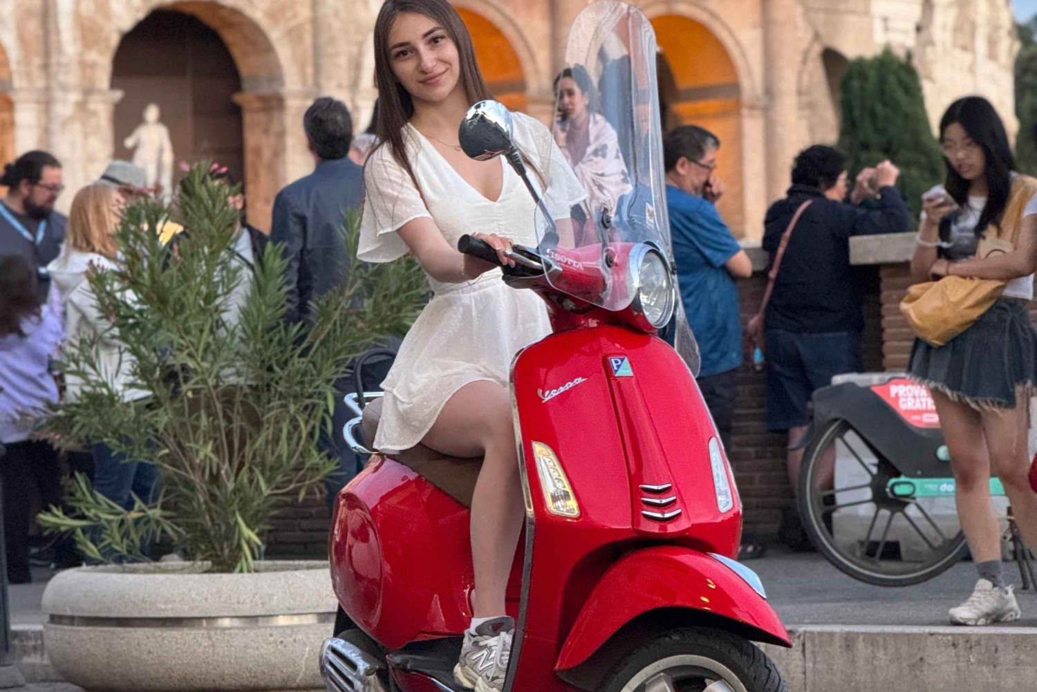 Rome: Vespa Tour with Local Guide and Tiramisu Treat