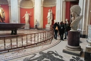Visite en petit groupe des musées du Vatican avec accès à Saint-Pierre