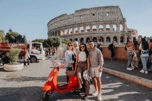 Giro in Vespa per le strade di Roma con fotografia