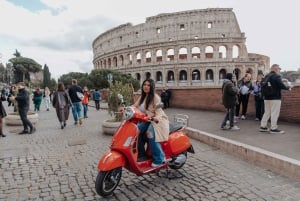 Giro in Vespa per le strade di Roma con fotografia