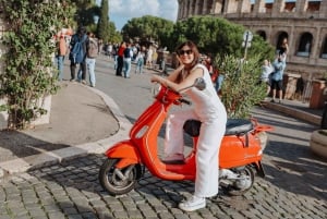 Giro in Vespa per le strade di Roma con fotografia