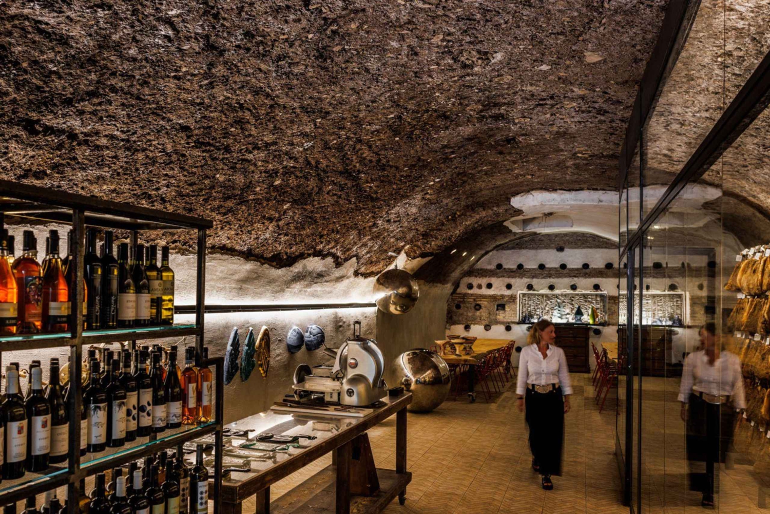 Viininmaistelu ja ruoan ja viinin yhdistelmät maanalaisessa kellarissa Roomassa