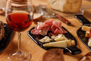 Viininmaistelu ja ruoan ja viinin yhdistelmät maanalaisessa kellarissa Roomassa