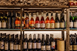 Viininmaistelu ja ruoan ja viinin yhdistelmät maanalaisessa kellarissa Roomassa