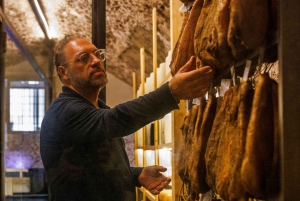 Viininmaistelu ja ruoan ja viinin yhdistelmät maanalaisessa kellarissa Roomassa