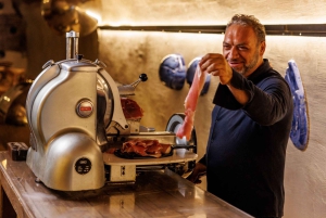 Viininmaistelu ja ruoan ja viinin yhdistelmät maanalaisessa kellarissa Roomassa