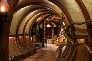 Auckland: Hobbiton Movie Set & Te Puia - Small Group Tour