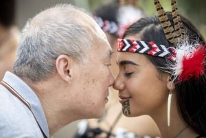 Auckland: Rotorua Highlights with Te Puia Tour, Show & Lunch