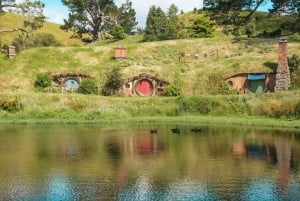 From Auckland: Hobbiton, Rotorua & Waitomo Caves Day Trip