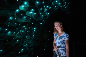 Rotorua: Hobbiton and Waitomo Caves Full-Day Trip