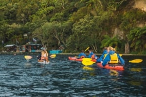 Rotorua: Lake Rotoiti Glow Worm Kayak Tour & Hot Pools