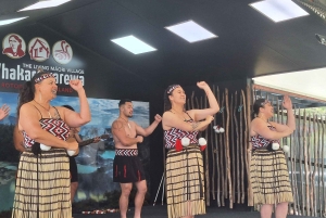 ワカレワレワ・マオリ村、湖、レッドウッドの森をご覧ください