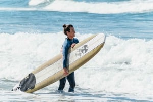 Solana Beach: lezione privata di surf con tavola e muta